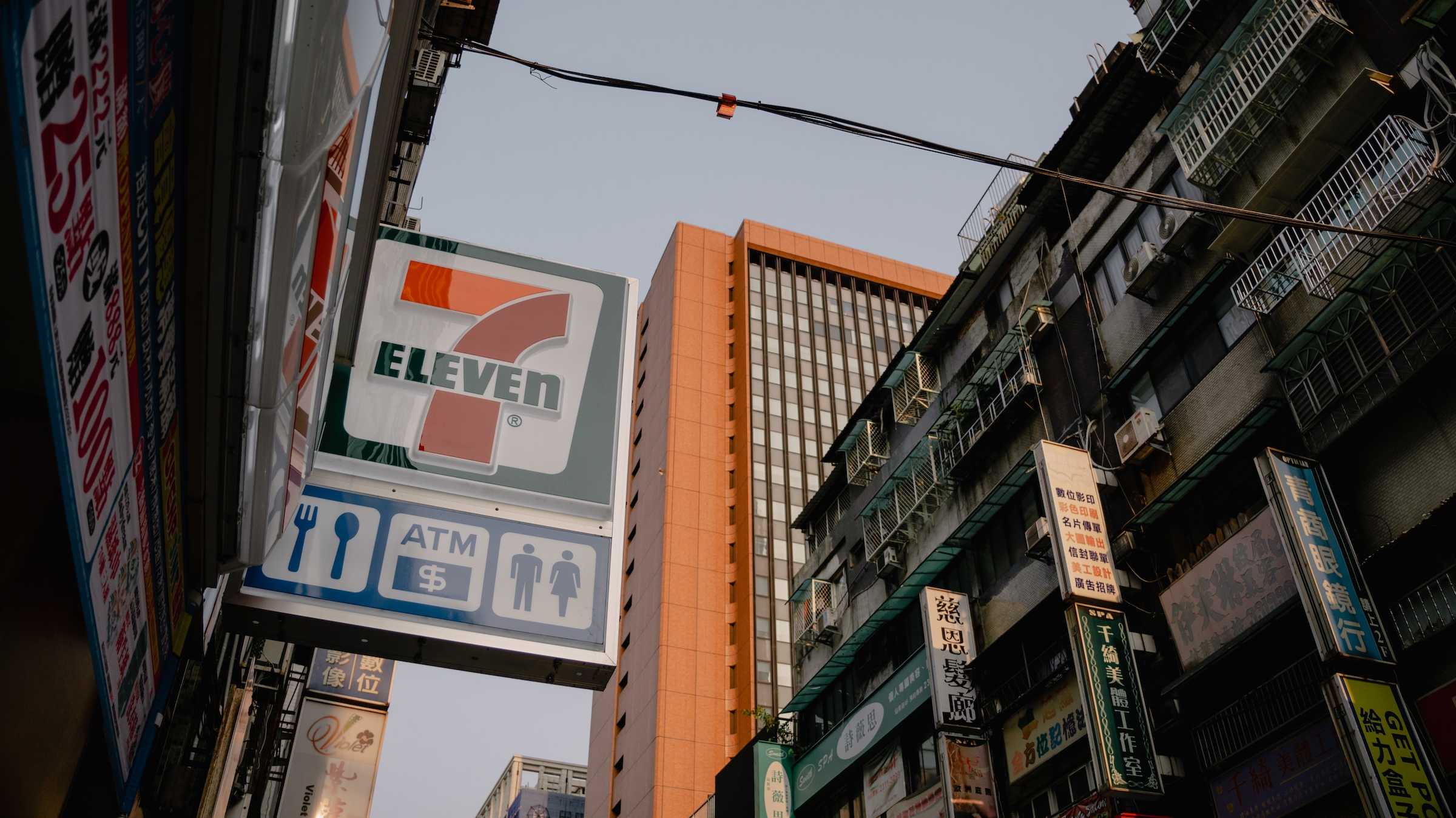 A 7-11 convenience store street sign in Taiwan.